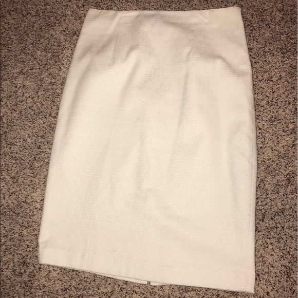 🎉HP 2/5🎉 White textured pencil skirt - Picture 6 of 7